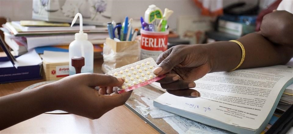A nurse from Croix-Rouge health post of Pikine explains various contraceptive methods to Fatouma Kine during a family planning consultation.