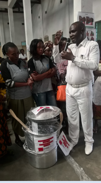 Sofala´s Provincial Health Director, Dr. Chico Farnela Sande, receives culinary demonstration kits delivered by MCSP in Munhava, Beira City