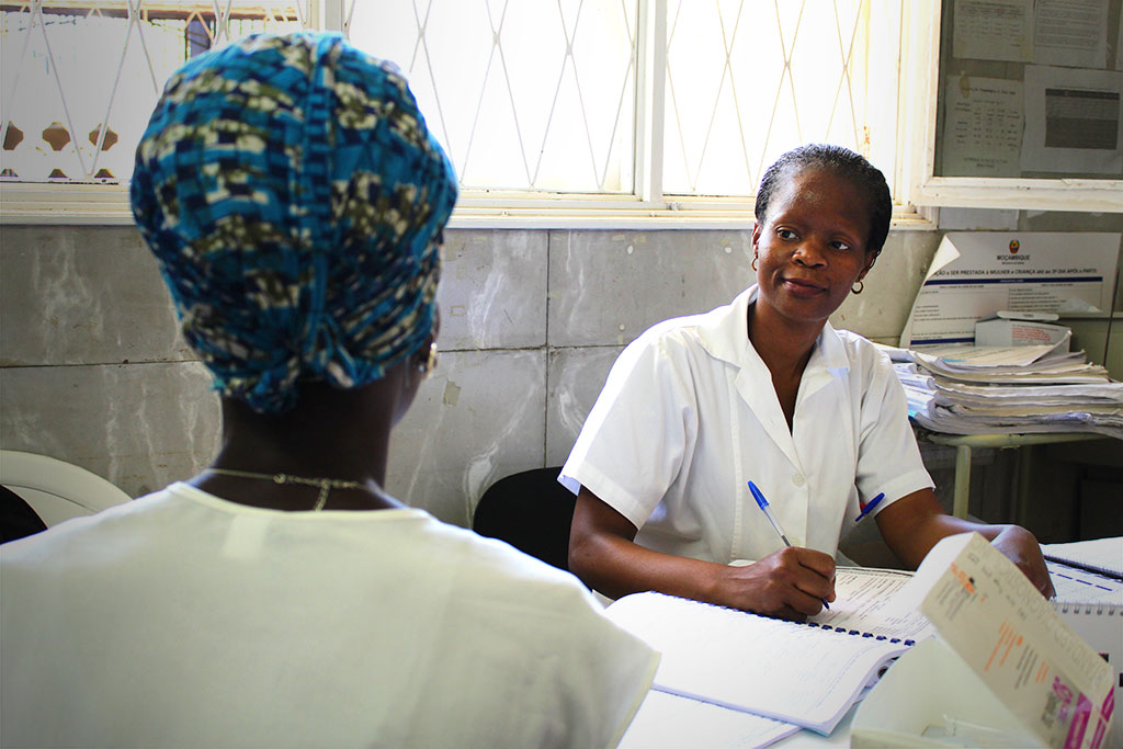 Nurse Celeste Machava and Cristina José discuss cervical cancer symptoms, screening and treatment during a medical consultation.