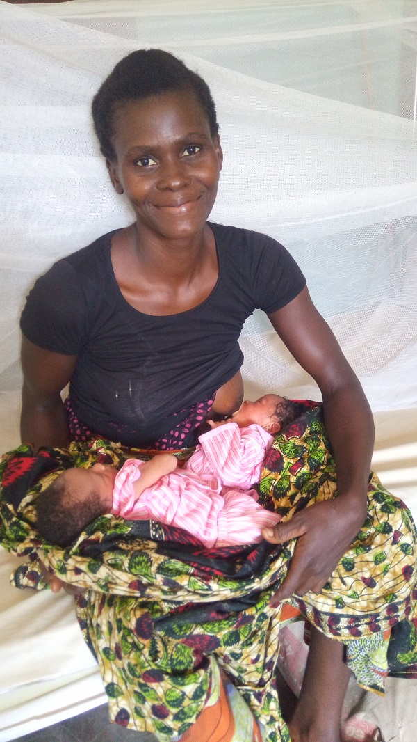 Kaenga Bakoanga breastfeeding her twin girls.