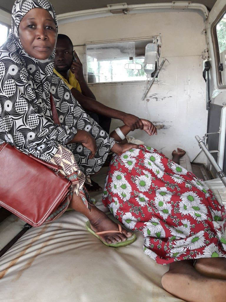 Filomena Manuel, pregnant and convulsing, arrives by ambulance to the health center with her husband and aunt.