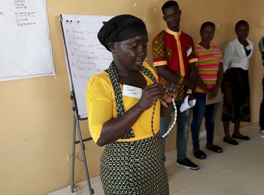 An FP “peer provider” in training explains how to track a woman’s menstrual cycle